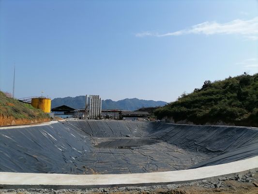 راه حل مدیریت زباله ها HDPE ژئوممبران صاف با مقاومت شیمیایی عالی و مقاومت در برابر دمای بالا