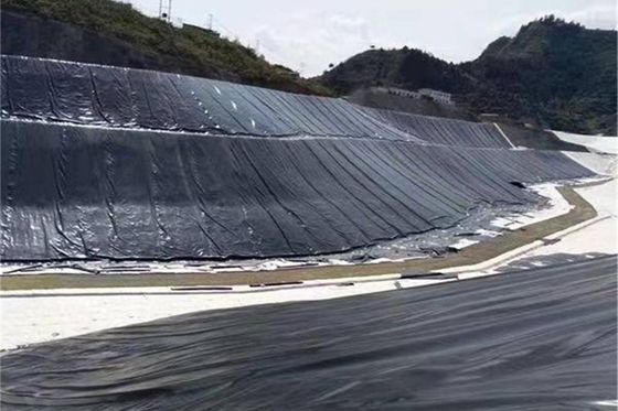 پولی اتیلن تراکم بالا HDPE Geomembrane خنک کننده ضد آب برای مهر و موم استخر ها، محل دفن زباله