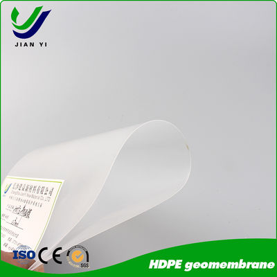 ژئوممبران صاف HDPE با کشیدگی 700%، مقاومت در برابر سوراخ شدن 480 نیوتن و رول‌های فوق‌العاده عریض 9 متری برای پایداری ساحلی